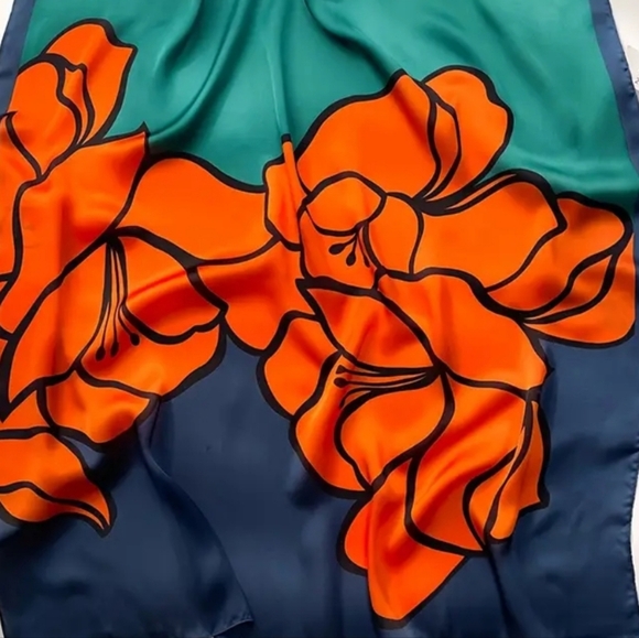 New! Lovely Square  print  scarf - Picture 8 of 9